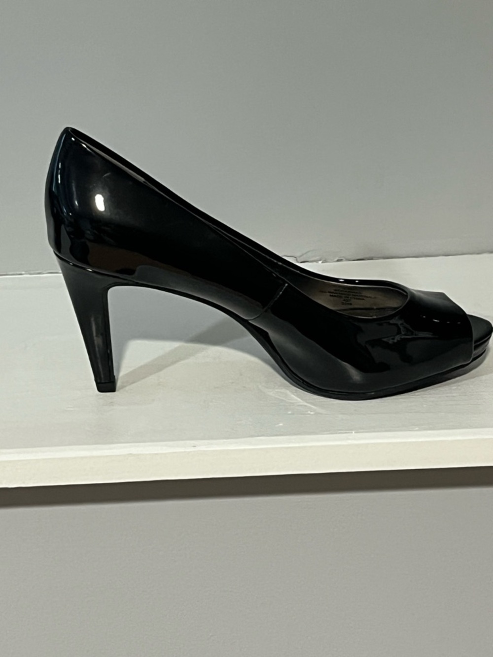 Bandolino Black Patent Peep-Toe Heels 👠 - Picture 3 of 13